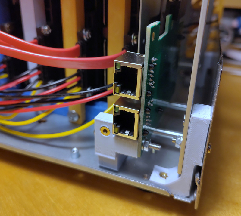 Fixation de la carte avec une équerre imprimée en 3D