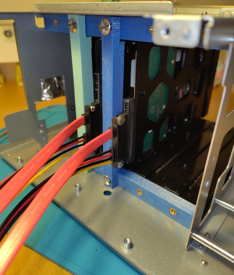 Vue détaillée du connecteur SATA vissé sur un montant imprimé en 3D