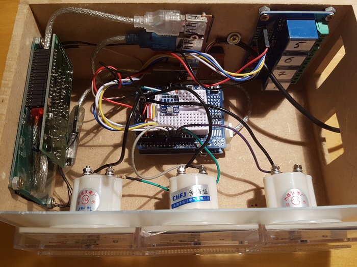 Vue de dessus avec le shield Arduino et les vu-mètres Vue de dessus avec le shield Arduino et les vu-mètres
