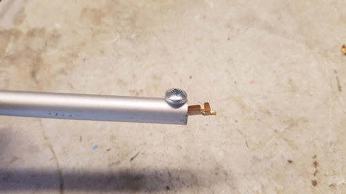 Connecteur fixé au bout du tube d'aluminium