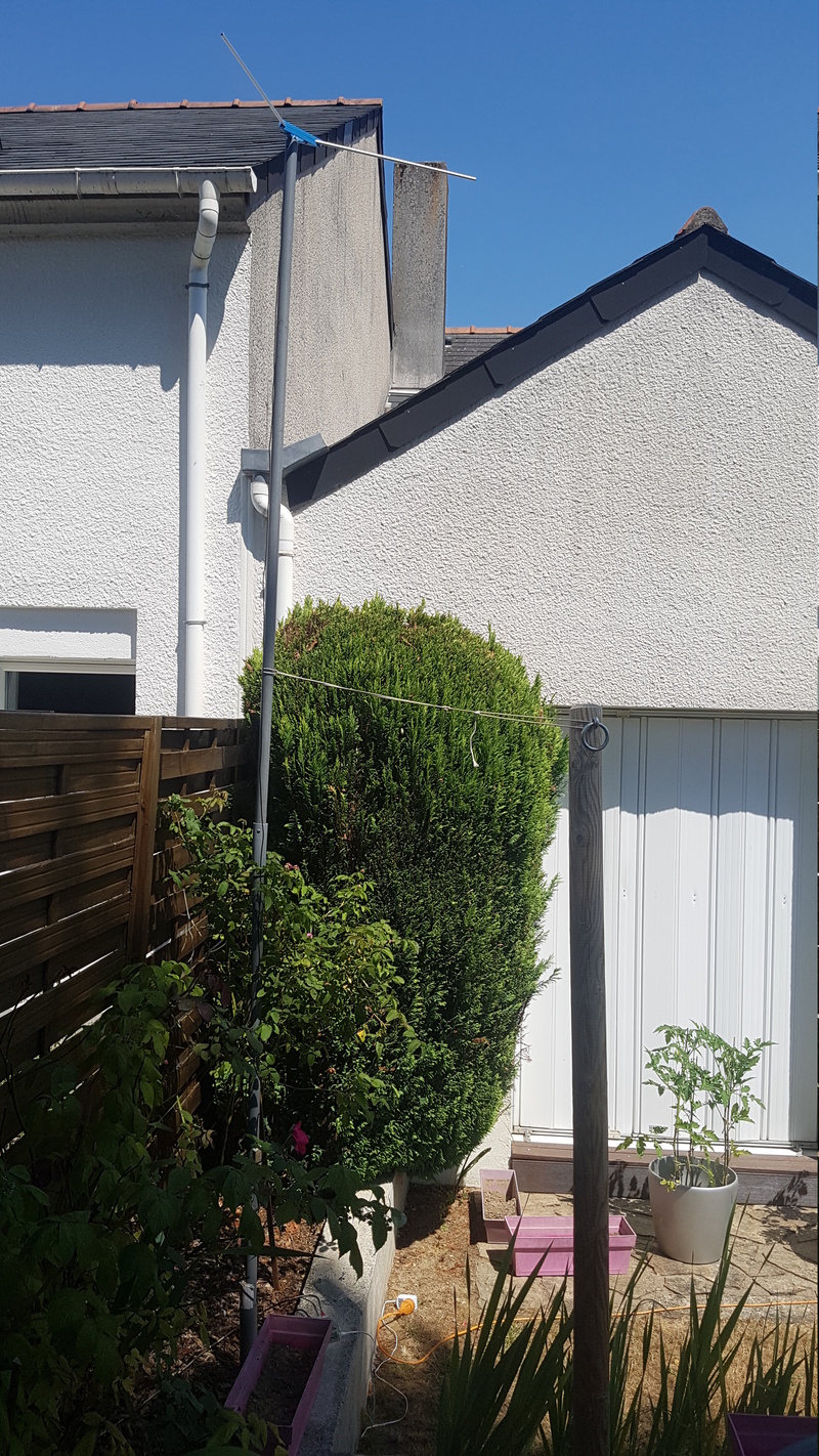 Antenne placée dans le jardin